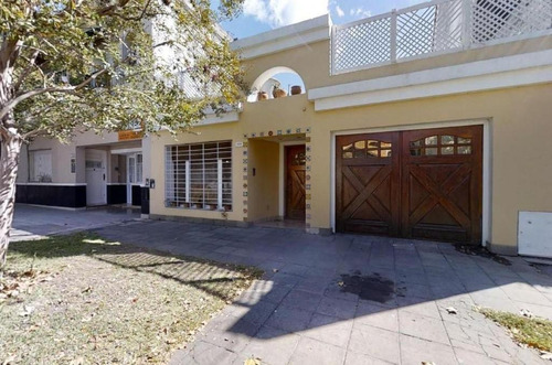 Casa De 4 Ambientes Con Garage Y Amplio Jardin En Muy Buena Ubicacion