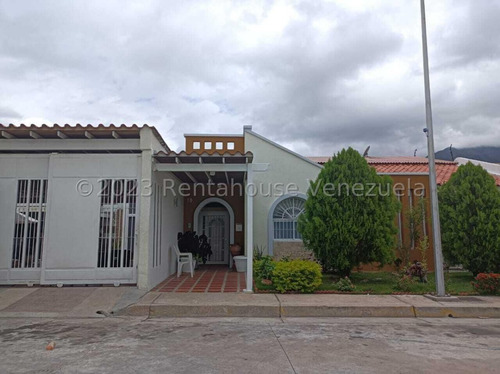 Casa Estilo Villa  Venta Con Detalles De Lujo, 2 Piscinas, Planta Electrica, Pozo De Agua Con Filtrado Osmosis En Venta  La Cumaca  San Diego Carabobo Lf 24-7759