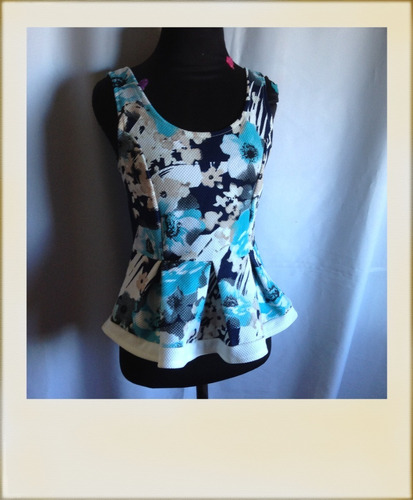 Musculosa Tipo Blusa Con Flores, Moñas Y Volados Talle M