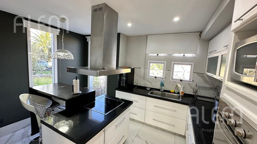 Casa En Venta En Malibu Canning