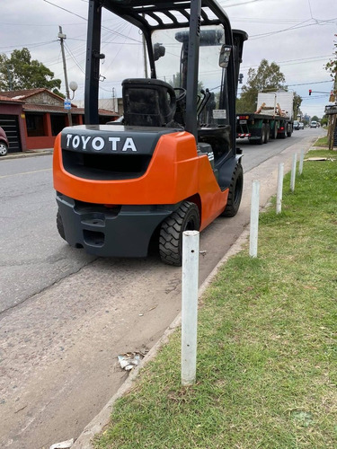 Autoelevador Toyota 2,5 Tn Tt Desplazador Diesel