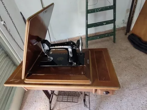 Máquina de coser Sigma. Con mueble madera. Tipo castellano. A