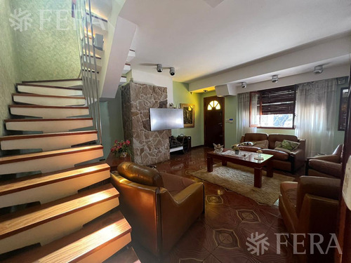 Venta Casa 5 Ambientes Con Cochera Y Patio En Villa Dominico
