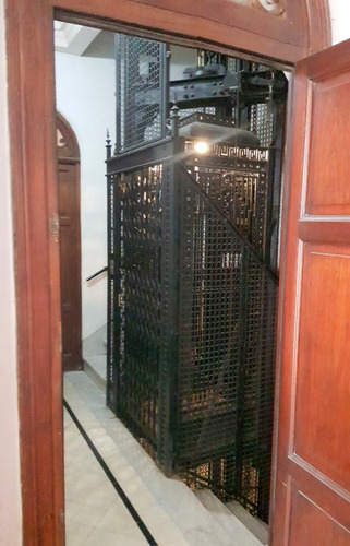 Imagen 6 de 30 de Uruguay Al 100. Semipiso. 3 Ambientes. 2 Dormitorios. Superficie 60 M2. Piso 2. Al Frente A La Calle. Balcón. Detalles De Categoría. Pisos De Roble De Eslavonia Con Guardas En Recepción Y Dormitorios.