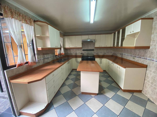 ¡amplia Casa En Arriendo 6d + 3b + Jardín + Quincho En ...