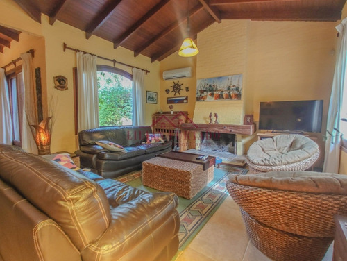 Espectacular Casa En Venta En Jardines De Córdoba, Ideal Para Vivir Todo El Año!- Ref: 2147
