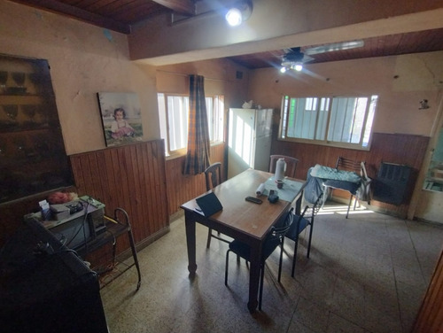 Casa Al Frente Con Cochera Y Patio En Barrio Sargento Cabral, Santa Fe