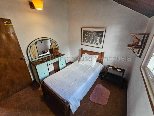 Bella Casa Tipo Chalet Holandés En Venta San Antonio De Los Altos 24-9993 Edf