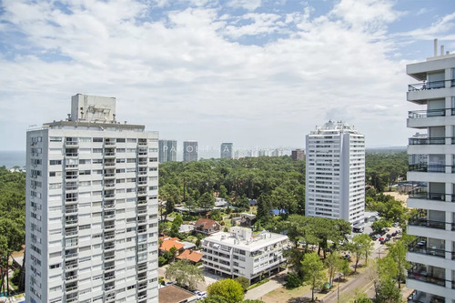 Hermoso Apartamento En Venta En Torre Bellagio, Punta Del Este.