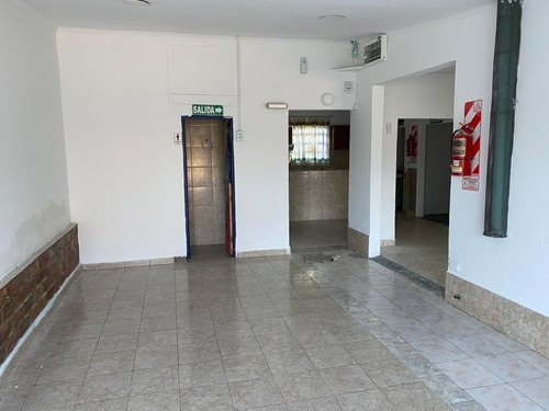 Salon Comercial - Villa Mitre - 200 Mts
