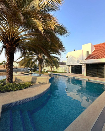 Teamhouse+ Ofrece En Venta Lujosa Casa En Las Villas