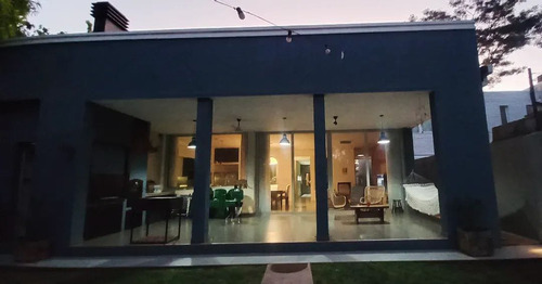 Casa De 4 Ambientes . 3 Baños 2 Cocheras. Pileta