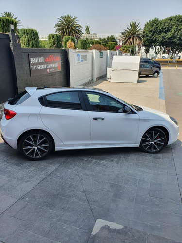 Imagen 6 de 15 de Alfa Romeo Giulietta 2018 1.7 Veloce Tct At