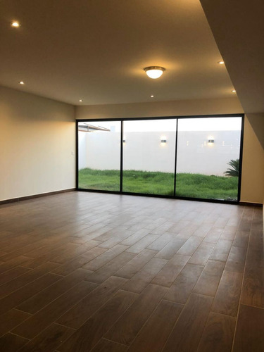 Residencia En Lomas De Juriquilla, De Autor, Sótano, Jardín, Bar, Doble Altura