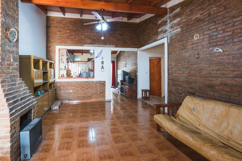 Imagen 3 de 19 de Venta Casa Pasillo 2 Dormitorios Patio Seco Amplio