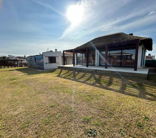 Inmobiliaria Costa Azul Vendea Casa De 2 Dormitorio Y 3 Baños En Zona De Costa Azul Con Excelente Vista Al Mar