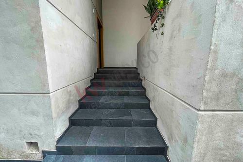 Espectacular Casa En Venta En Bosques De Las Lomas, Varios Niveles Con Jardín Y Remodelada