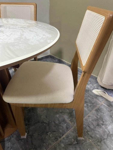 Mesa Redonda,4cadeiras,bege/branco Com Detalhes Em Palhas.
