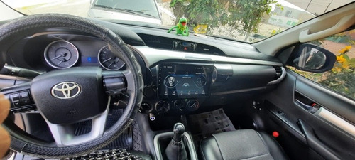 Imagen 17 de 25 de Toyota Hilux 4x4 Sr Modelo Revo Sr