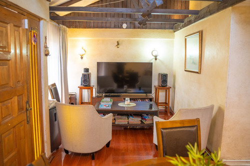 Se Vende Casa A Pasos De Vicuña Mackenna Con Santa...