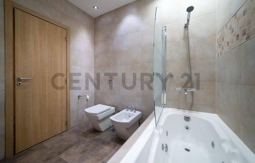 Venta Ph 3 Ambientes Con Patio Y Cochera/local En Zona Residencial De Lomas De Zamora.