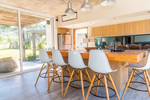 Venta De Casa 5 Dormitorios En Pinar Del Faro José Ignacio Con Gran Jardin Parquizado (pfi7)