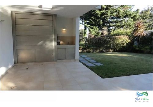 Vendo Casa De 4 Dormitorios Con Piscina En Barrio Privado, Playa Mansa, Punta Del Este