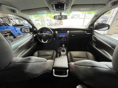 Imagen 6 de 14 de Toyota Sw4 2017 2.8 Srx 177cv 4x4 7as At