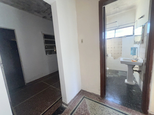 Venta Casa Sólida Con Amplio Terreno En Paso De La Arena, Padrón Único, 2 Dormitorios, Garage Varios Vehículos, Jardín, Fondo, Gran Potencial