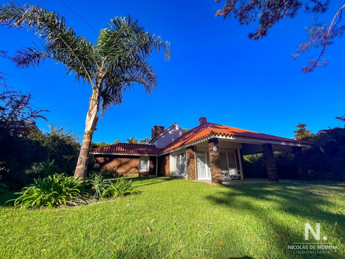 Hermosa Casa En Zona De Playa Mansa, Cerca De Todos Los Servicios