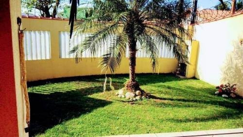 Imagem 4 de 14 de Casa Com Amplo Quintal A 100 Metros Do Mar