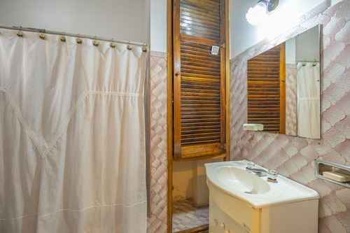 Casa En Venta En Rafael Calzada De 5 Ambientes