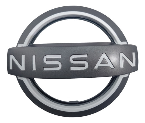 Emblema Parrilla Nissan March Del 2022 Al 2024 Gris Blanco 