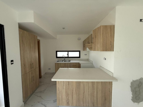 Casa En Alquiler Y Venta En Punta Cana, Residencial Primaveral 2, Con Piscina, 2 Habitaciones