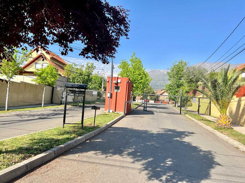Casa En Condominio De 310 M2 Con Piscina (106395)