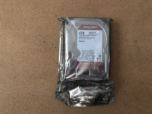 Disco Wd Red Plus Nas Sata De 4 Tb + Cofre Externo 3,5 Rojo