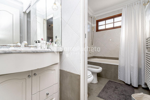 Venta Casa 5 Ambientes Con Jardín, Piscina Y Cochera En Haedo.