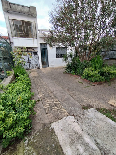 Vendo Casa Grande 2 Pisos, Sobre Av. Gral Flores Buena Locomoción, Jardín 5dorm 2 Baños Garaje, Fondo.