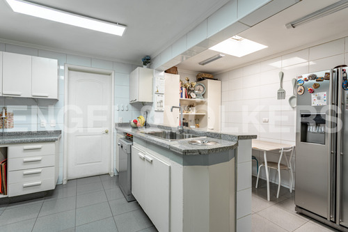 Imagen 7 de 14 de Calle Con Plaza En Barrio Alpino