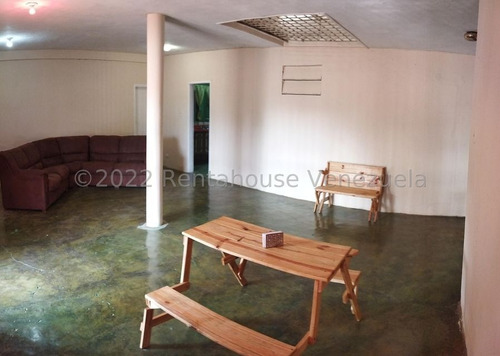Imagen 3 de 9 de En Venta Amplia Y Cómoda Casa Con Ubicación Cercana A Todo Tipo De Servicios. 04120656408 Mls 23-3467