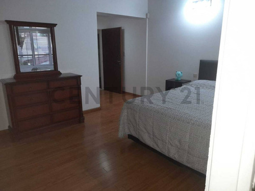 Casa En Venta Olivos - Roche - 6 Ambientes - Pileta - Parrilla - 2 Cocheras