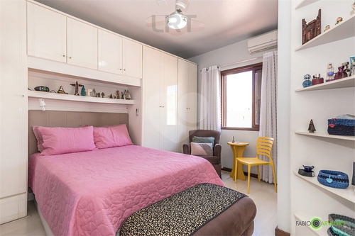 Imagem 11 de 30 de Vende Maravilhosa Casa, Três Quartos, Suíte, 5 Vagas De Garagem E Churrasqueira. - Reo617332