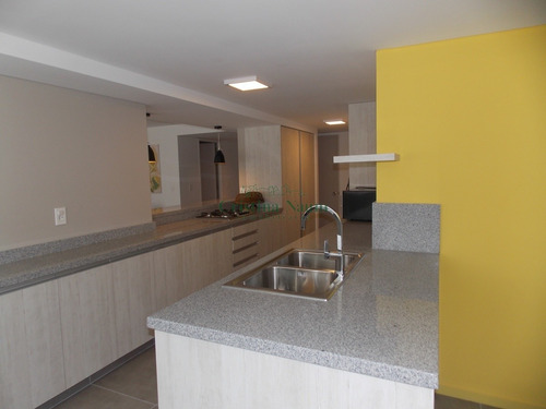 Amplio Apartamento En Muy Buena Torre Frente Al Mar. Totalmente Reciclado- Ref: 16270