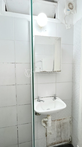 Monoambiente O Escritorio En Ciudad Vieja. Ideal Como Inversión.-