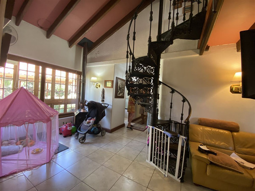 Casa En Venta De 8 Dorm. En Colina