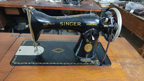 Máquina De Coser Con Mueble Singer 15-88 Excelente Estado Negro (Usado)