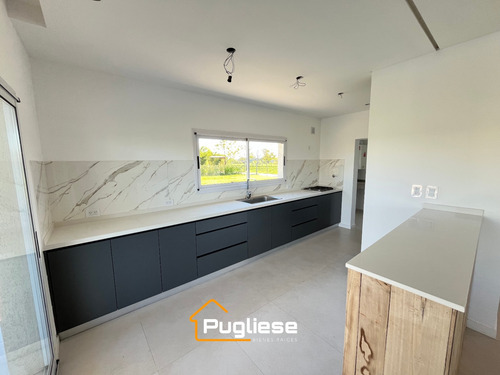 Casa A Estrenar En Venta En Barrio Ceibos - Puertos. Cochera Techada, Pileta - Orientación Este