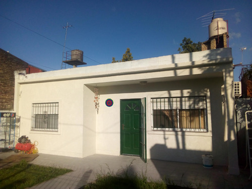 Casa Con Garaje Descubierto, Amplio Frente, Fondo Con Árboles Frutales Y Quincho
