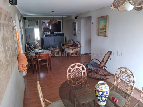 Amplio Apartamento Completamente Equipado, Cuenta Con Gran Distribución, Áreas De Faena Separadas, Luminoso, Cerca De Centros Comerciales, Fácil Acceso, Hermosa Vista Panorámica De La Gran Valencia