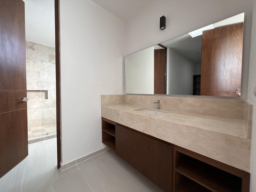 Casa En Venta Merida, Privada, De 659 Mt De Construccion.